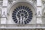 Francie - Paříž -  Notre Dame, rozetové okno s Pannou Marií na západním průčelí  katedrály