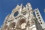 Itálie - Siena - Duomo, na průčelí použit bílý a růžový mramor, doplněný černým čedičem