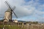 Francie - Beaujolais - Moulin a Vent, podle větrného mlýna má okolní vinná apelace název