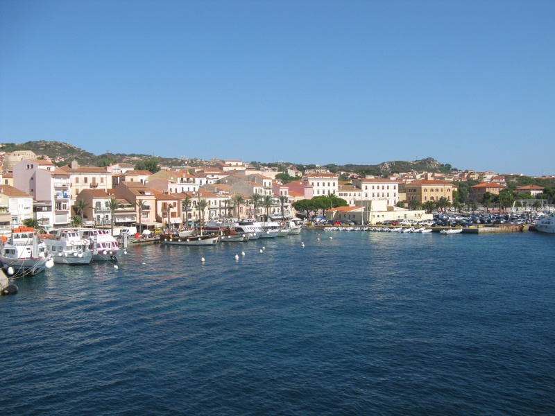 Sardinie, rajský ostrov nurágů v Tyrkysovém moři, letecky chata