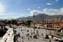 Lhasa - náměstí Barkhor v pozadí s Potálou