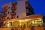 restaurace v hotelu Ivando, noční pohled z venku