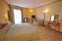 malta-gozo-grand-hotel-05-standard-pokoj-vyhled-mesto