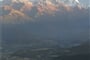 Machapuchare (6 993 m) a pohoří osmitisícové Annapurny při pohledu ze Sarangkotu