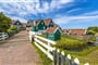 Poznávací zájezd Nizozemsko - typické zelené dřevěné domky v Markenu