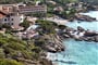 Pohled na hotel s bazény a soukromou pláží, Baja Sardinia, Sardinie