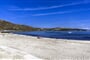Nádherná pláž s bílým pískem a průzračnou vodou, Golfo di Marinella, Sardinie