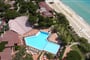 Letecký pohled na bazén v resortu přímo u pláže, Costa Rei, Sardinie, Itálie