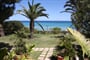 Zahrada končící u pláže, Costa Rei, Sardinie, Itálie