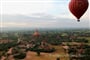Pohled z balonu na chrámy Paganu