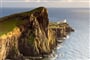 Skotsko, Isle Of Skye - západ slunce a maják v Neist Point