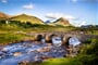 Skotsko - most přes řeku v Sligachan, Isle of Skye