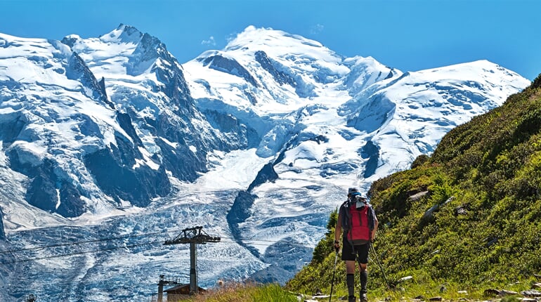 Výhled na nejvyšší vrchol Alp Mt. Blanc (4 810 m)