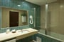 hotel-roca-mar-gallery08-rm-bathroom-lv