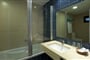 hotel-roca-mar-gallery05-rm-bathroom-sv