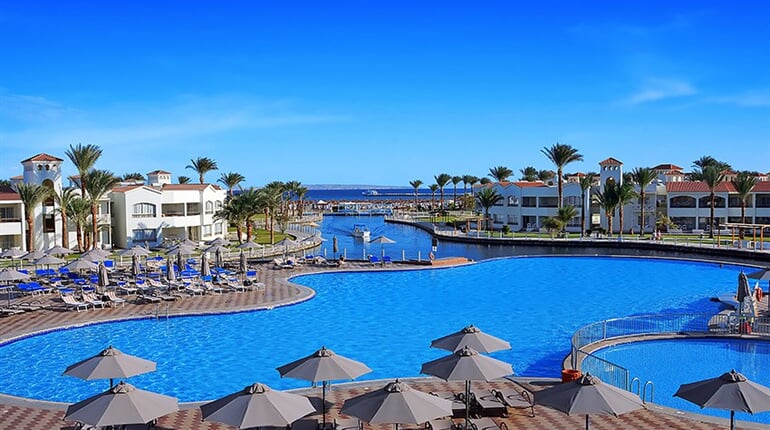 Hotel Dana Beach Resort: fotografie vybavení exteriérů a interiérů ubytování.