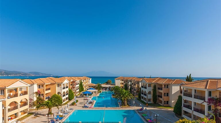 Hotel Alykanas Village: fotografie vybavení exteriérů a interiérů ubytování.