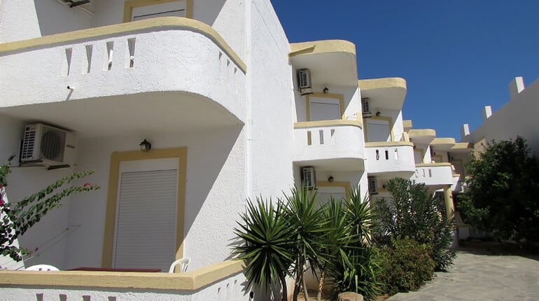 Studia Corali - Makris Gialos: fotografie vybavení exteriérů a interiérů ubytování.