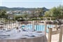 Restaurace na terase, Baja Sardinia, Sardinie