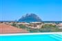 Výhled od střešního bazénu, Porto San Paolo, Sardinie