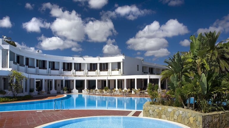 Hotelový bazén, Pula, Sardinie