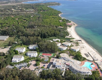 Letecký pohled na hotel a okolí, Pula, Sardinie