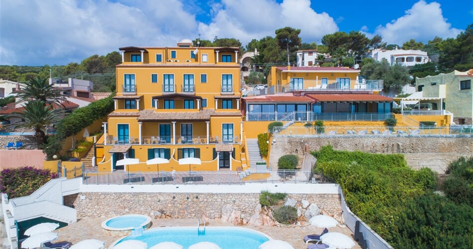 Pohled na hotel, Maladroxia, Sardinie