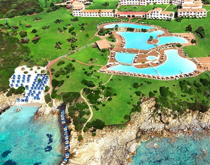 Letecký pohled na hotel, Porto Cervo, Sardinie