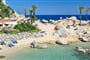Pohled na jednu z hotelových pláží, Arbatax, Sardinie