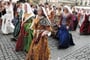 Česká republika - Český Krumlov - Slavnosti pětilisté růže, ozdobou historického průvodu jsou krásné dámy v nádherných šatech