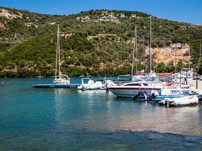 Loďky kotvící v jedné ze zátok ostrova Lefkada
