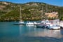 Loďky kotvící v jedné ze zátok ostrova Lefkada
