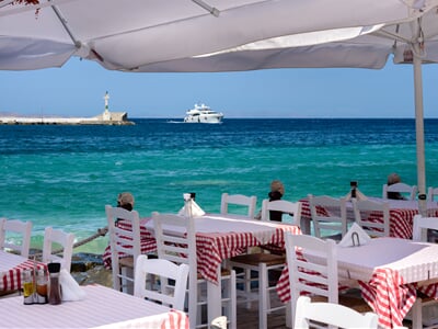 Řecká restaurace s pohledem na tyrkysové moře