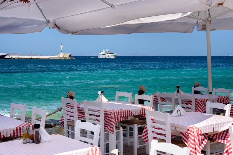 Řecká restaurace s pohledem na tyrkysové moře