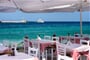 Řecká restaurace s pohledem na tyrkysové moře