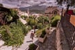 Procházka malebným horským městečkem Corte na ostrově Korsika