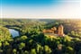 Lotyšsko - biskupský hrad Turaida v Siguldě. V roce 1212 byla v Turaidě podepsána mírová smlouva mezi estonskými kmeny a livonskými bratry meče, arcibiskupstvím v Rize, Livonci a Latgalci.