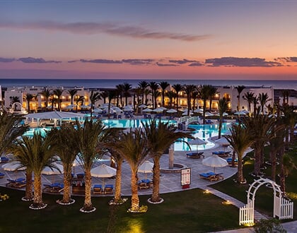 Hotel Hilton Marsa Alam Nubian Resort: fotografie vybavení exteriérů a interiérů ubytování.