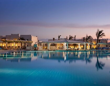 Hotel Hilton Marsa Alam Nubian Resort: fotografie vybavení exteriérů a interiérů ubytování.