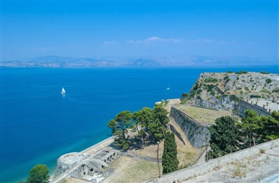 Moře kolem ostrova Korfu