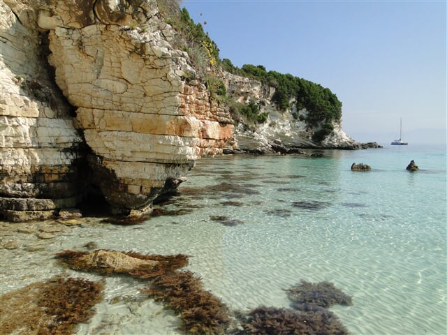 Skalnaté pobřeží kolem ostrova Paxos