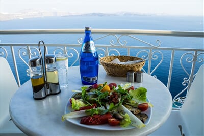 Snídaně na terase nad mořem (retaurant, dining, table, restaurace, moře)