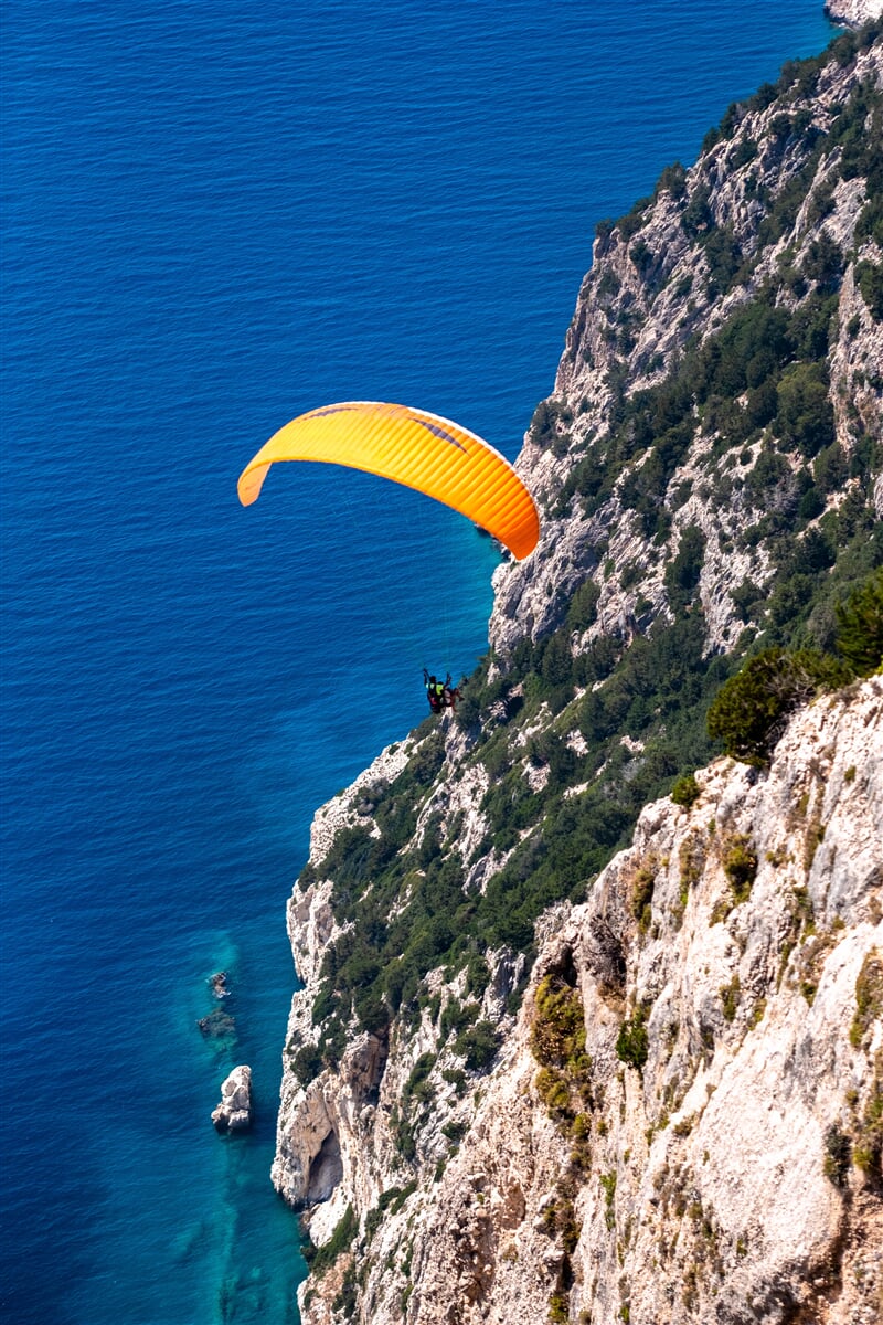 Paragliding kolem skalisek nad mořem  (paragliding, parachute, rocks, moře)