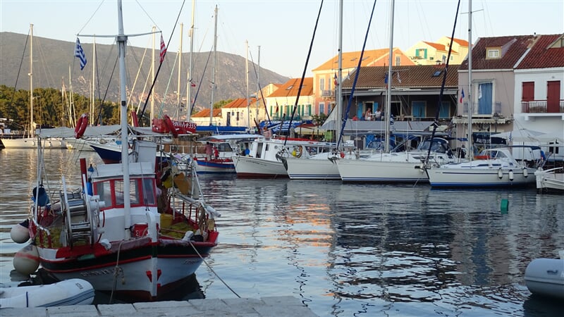 Rybářské čluny a jachty v přístavu Fiscardo na Kefalonii (řecko, greece, kefalonia)