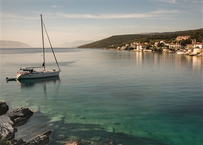 Jachta kotvící ve Fiscardo u ostrova Kefalonia, Řecko (yacht, boat)