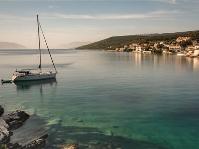 Jachta kotvící ve Fiscardo u ostrova Kefalonia, Řecko (yacht, boat)