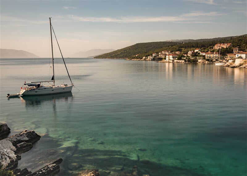 Jachta kotvící ve Fiscardo u ostrova Kefalonia, Řecko (yacht, boat)