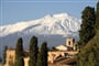 Město Taormina pod vrcholem italské Etny (itálie, sicílie, sopka, vulkán, etna)