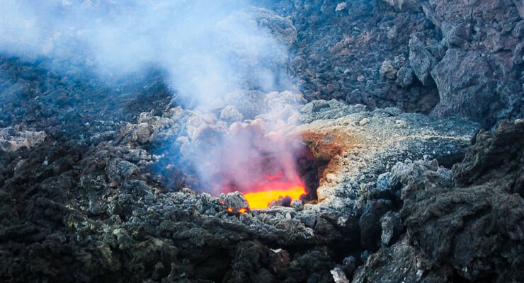 Kráter sopky Etna je často aktivní (vulkán, sopka, sicílie, itálie)