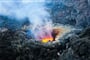 Kráter sopky Etna je často aktivní (vulkán, sopka, sicílie, itálie)